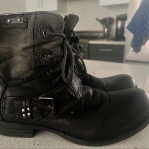 Selling biker boots, barely use, size 42, US 8.5